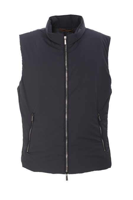 Shop MOORER  Gilet: Moorer gilet liscio, foderato con imbottitura light in piuma d'oca.
Realizzato in tessuto tecnico super leggero, opaco, resinato idrorepellente e down proof.
Chiusura frontale con zip doppio cursore.
Tasche laterali verticali a filetto con zip.
Trapuntato internamente a boudin e rifinito con inserti in flanella tecnica melange.
Tasche interne porta documenti.
Composizione esterna: 100% poliestere.
Made in Italy.. UROS SKT-U0497